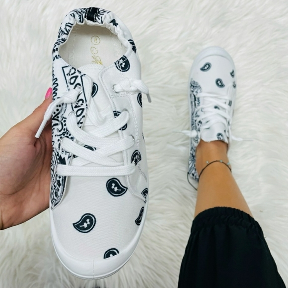 ‼️CLEARANCE PRICE FIRM‼️White Bandana Sneakers🖤🤍 - Picture 2 of 9